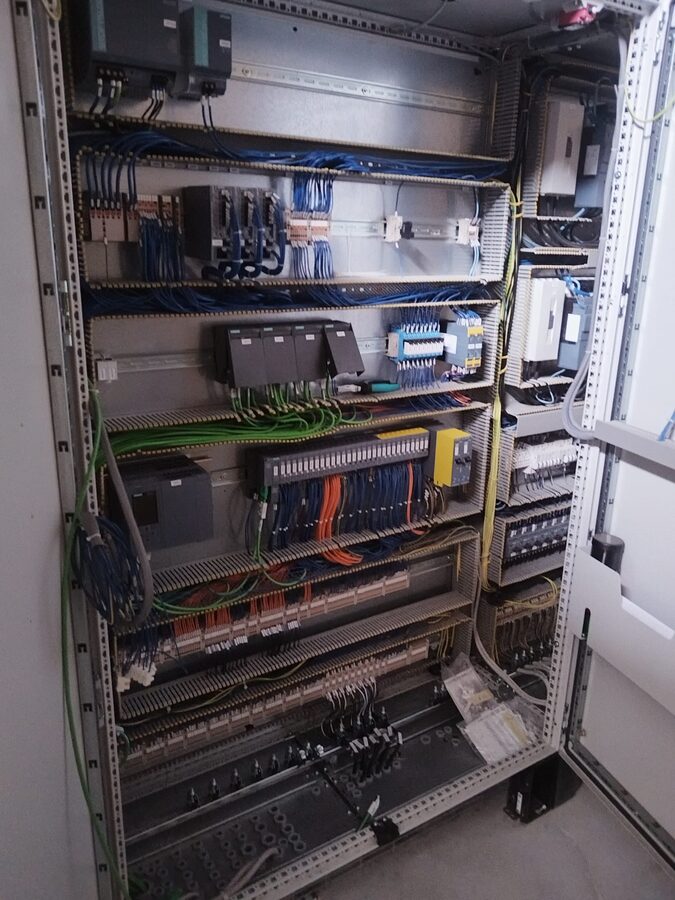 Control cabinet with SIMATIC S7-1500 and S7-1200, safety modules and Profinet wiring